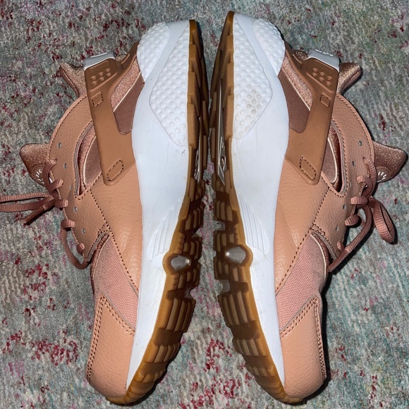 WMNS Nike Huaraches - size 9 🤎 - Picture 3 of 7